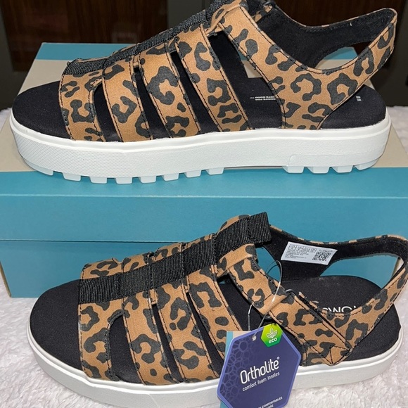 Toms Leopard Fisherman Lug Sandals - Picture 8 of 8